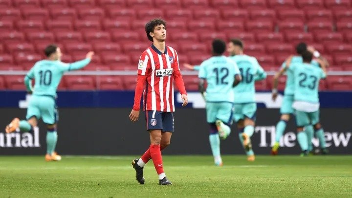 Jogadores do levante comemoram gol contra o Atlético de Madrid