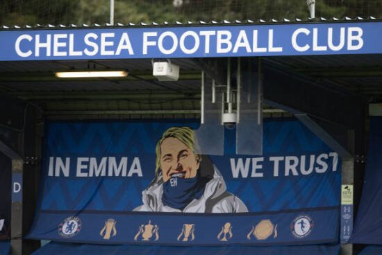 Banner "In Emma We Trust" no Kingsmeadow