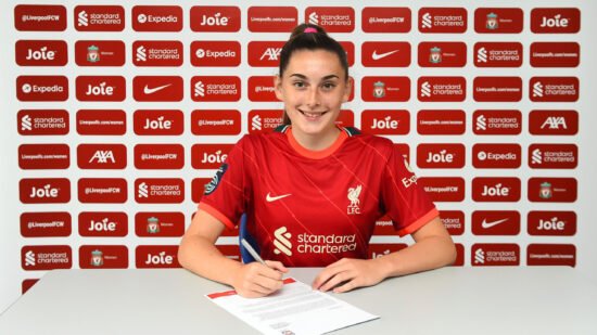Charlotte Wardlaw assinando o contrato com o Liverpool