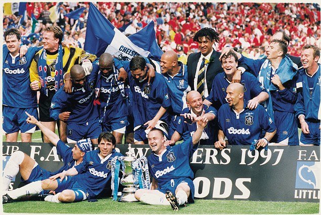 Elenco dos Blues festeja em Wembley a conquista da FA Cup em 1997