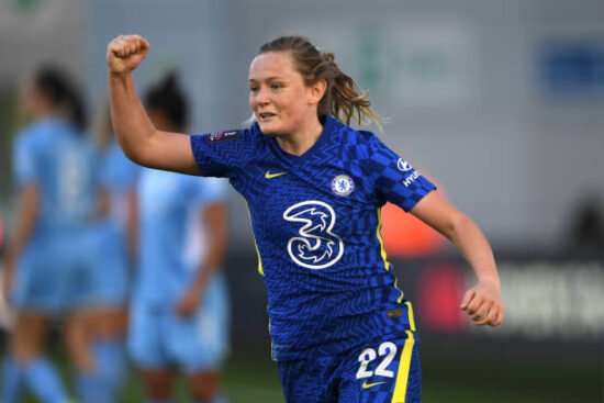 Erin Cuthbert comemorando seu gol