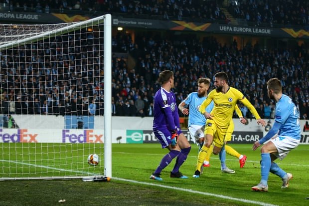 Giroud escora para marcar o segundo gol do Chelsea na partida de ida contra o Malmö