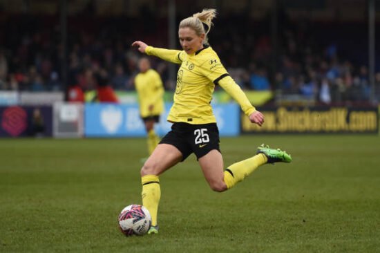 Jonna Andersson cruzando no jogo contra o Brighton