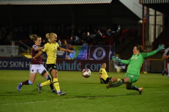 Pernille Harder marcando o primeiro gol do Chelsea