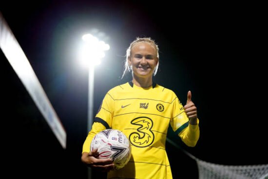 Pernille Harder com a bola do jogo