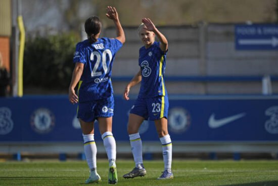Sam Kerr e Pernille Harder comemorando o segundo gol da partida