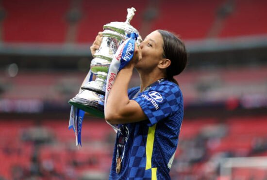 Sam Kerr beijando a taça da FA Cup